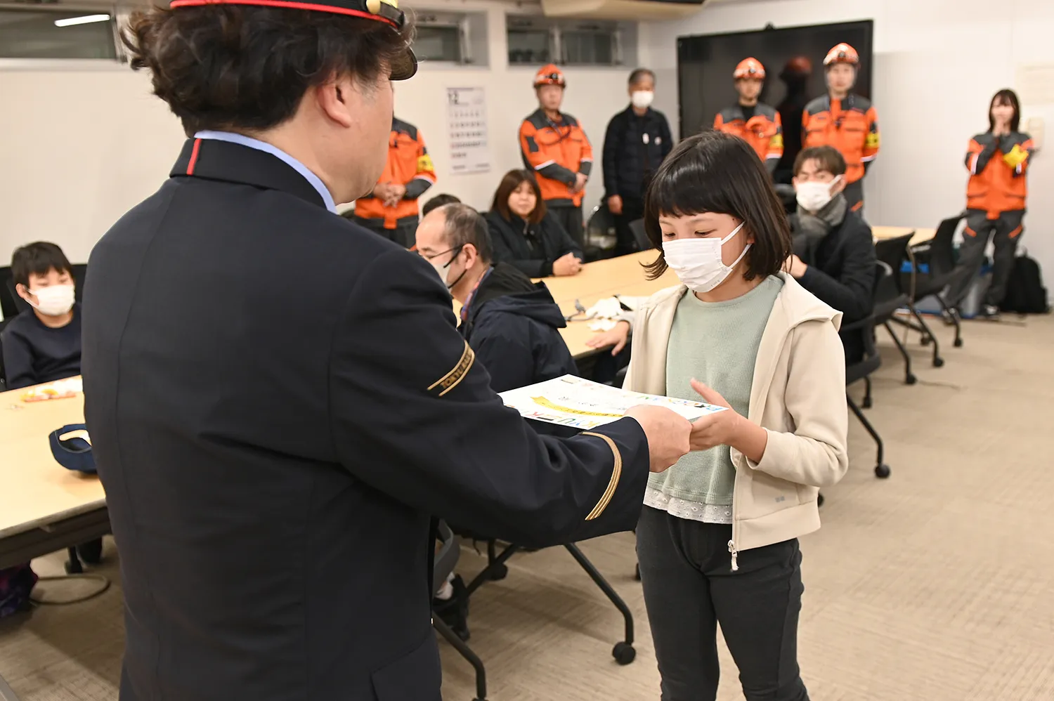 区長から一人一人に「電車を動かす電気エンジニア認定証」が手渡され、本日の鉄道業務体験は終了