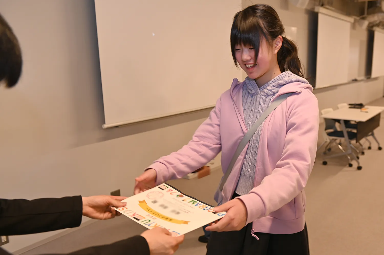 学生スタッフから「未来のプログラマー認定証」が手渡され、本日のプログラミング教室は終了