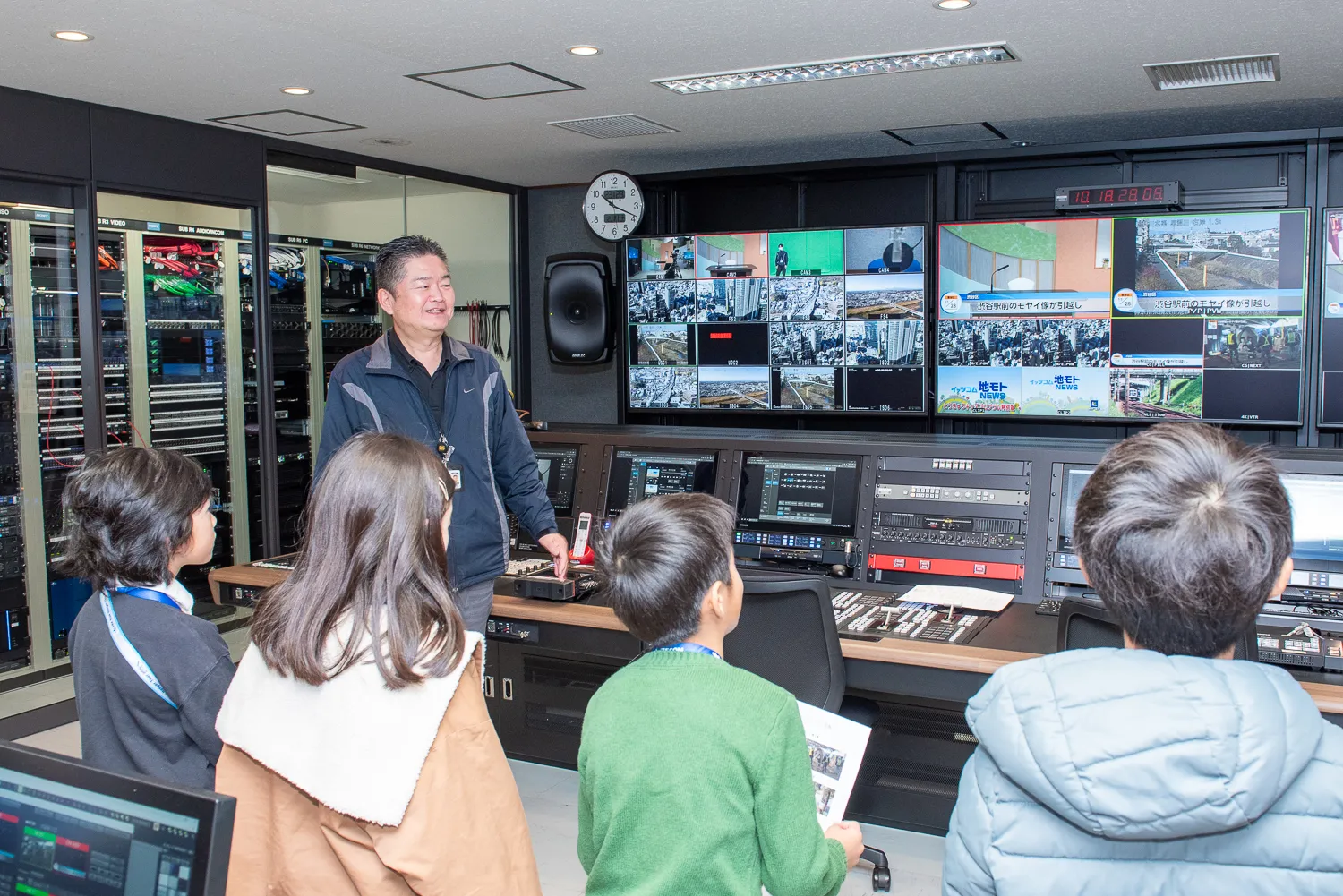 本物のスタジオでテレビ制作の裏側を見学