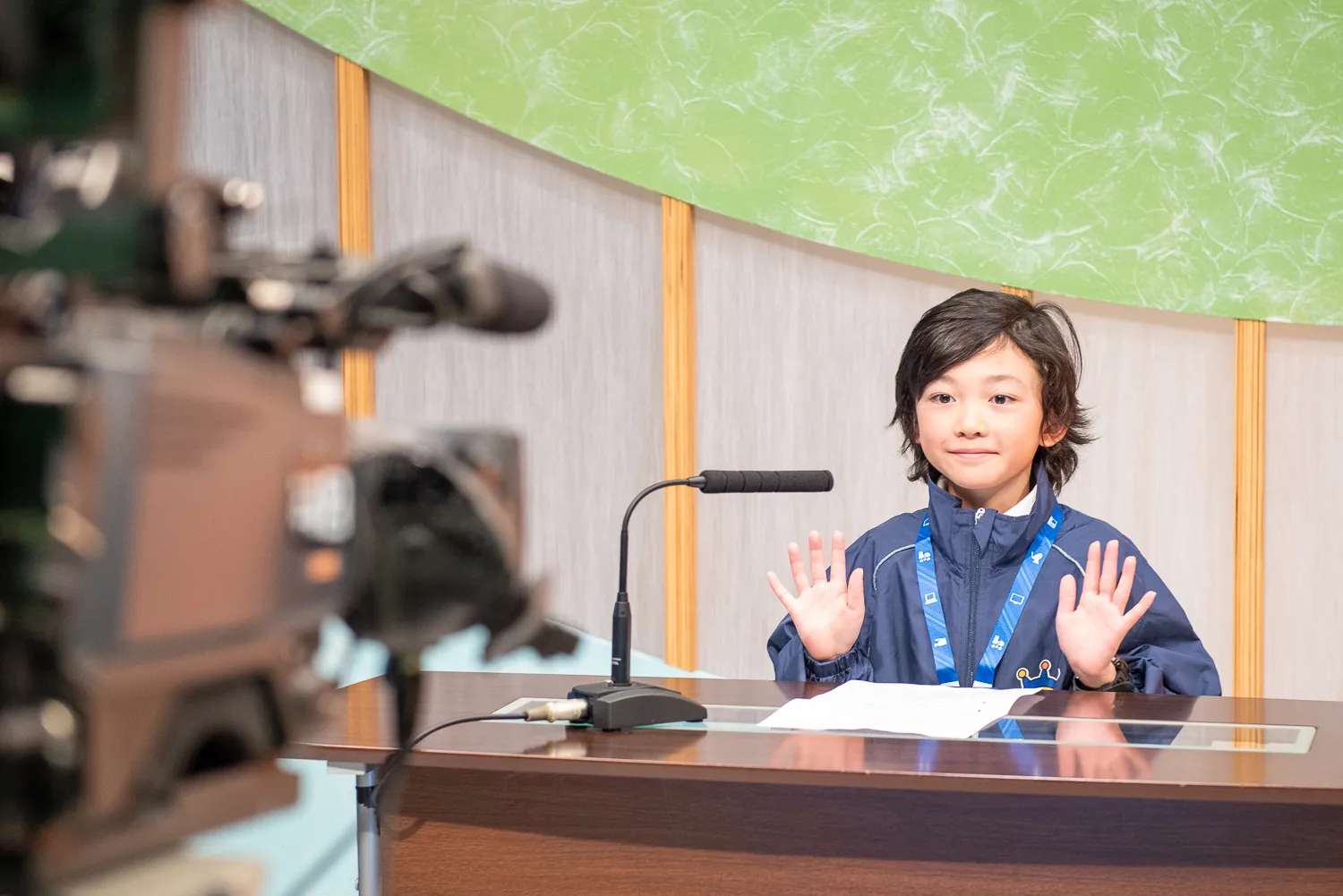 ニュース番組の収録体験。子どもたちがキャスターやカメラマン、フロアディレクターなどの役割を順番に担当