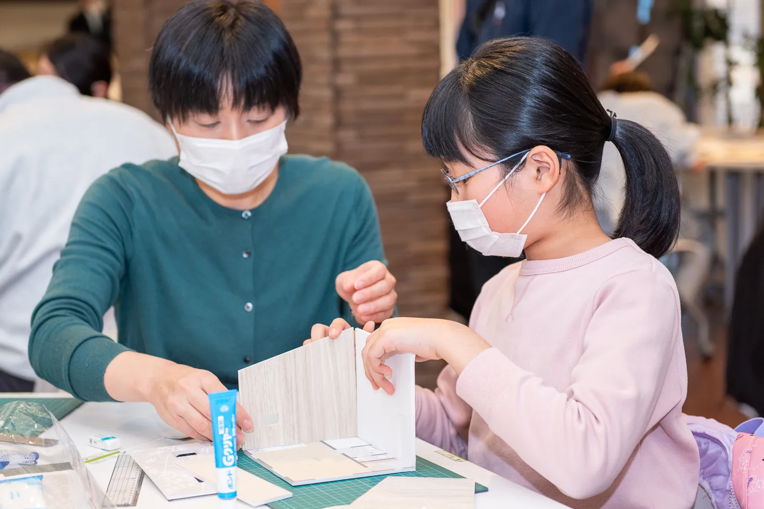 外壁を床に取り付けて、おうちの形がだんだん見えてきました
