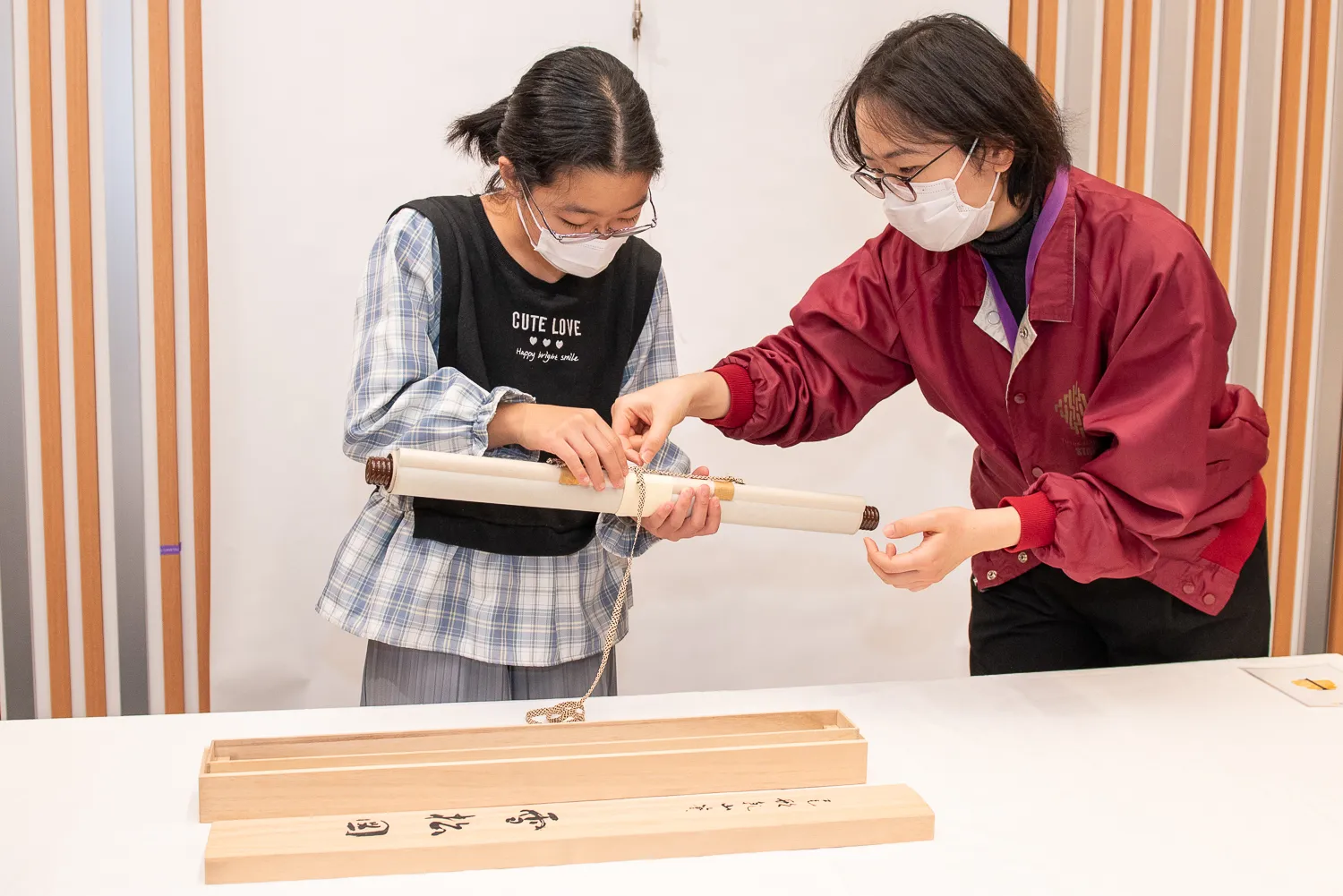 学芸員さんに手伝ってもらいながら掛け軸の展示を完了