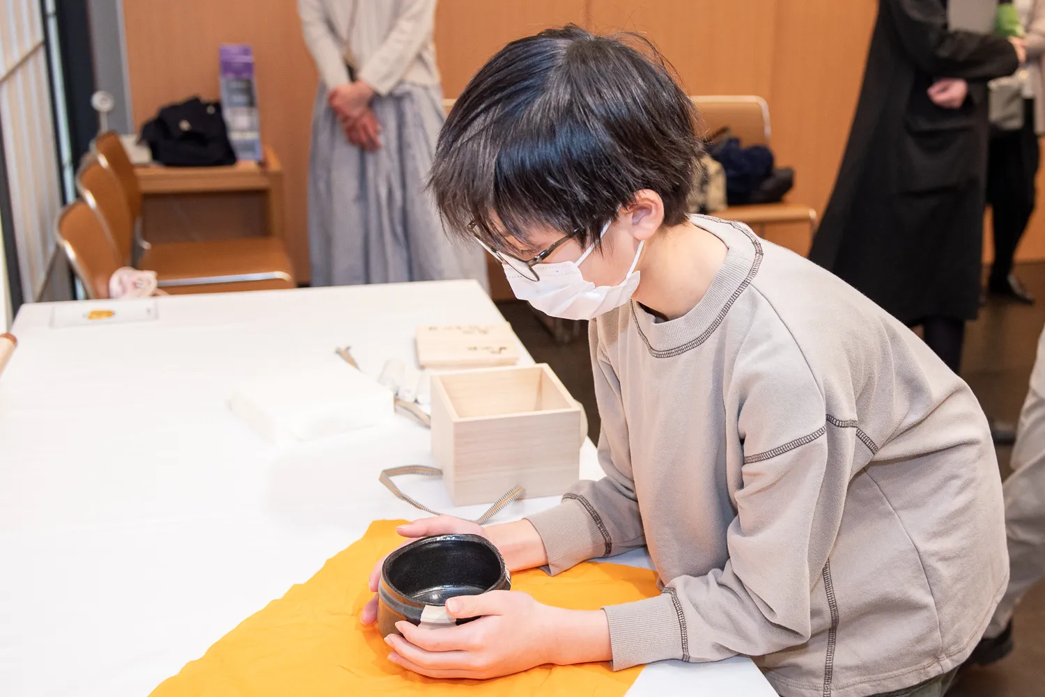 茶碗の取り扱いにも挑戦