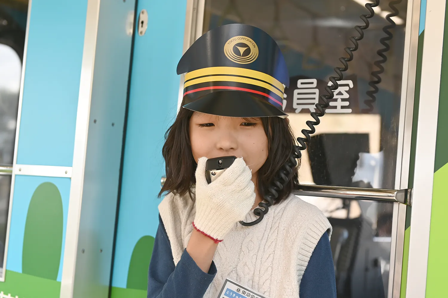 実際に走行している車両の乗務員室前からアナウンスを体験。気分はまさに本物の車掌さん。