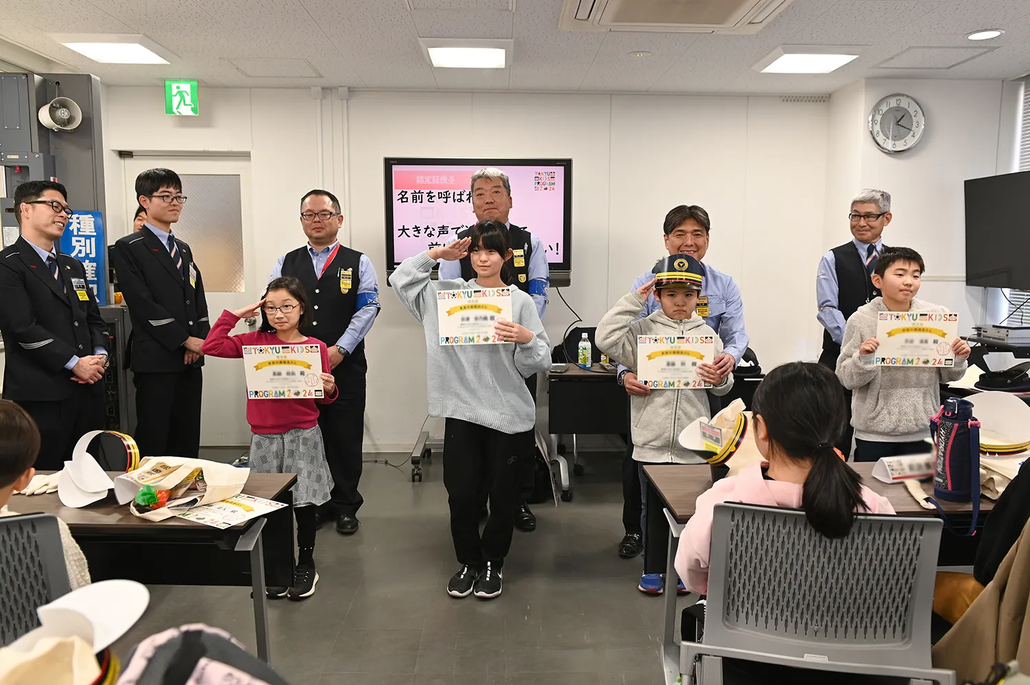 「未来の乗務員さん」と書かれた認定証とお土産が手渡され、記念写真を撮影。