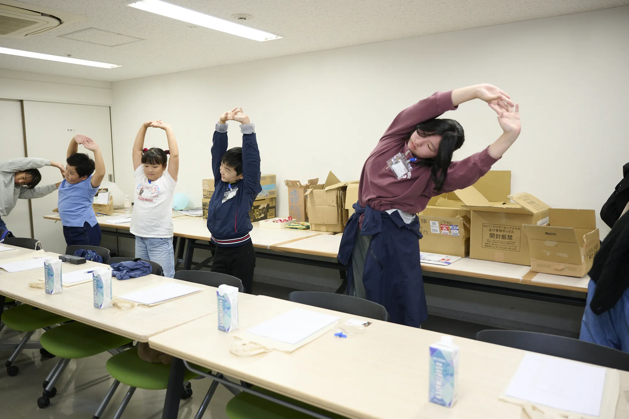 練習会場に集まった子どもたち。まずはストレッチで体の緊張をほぐします。