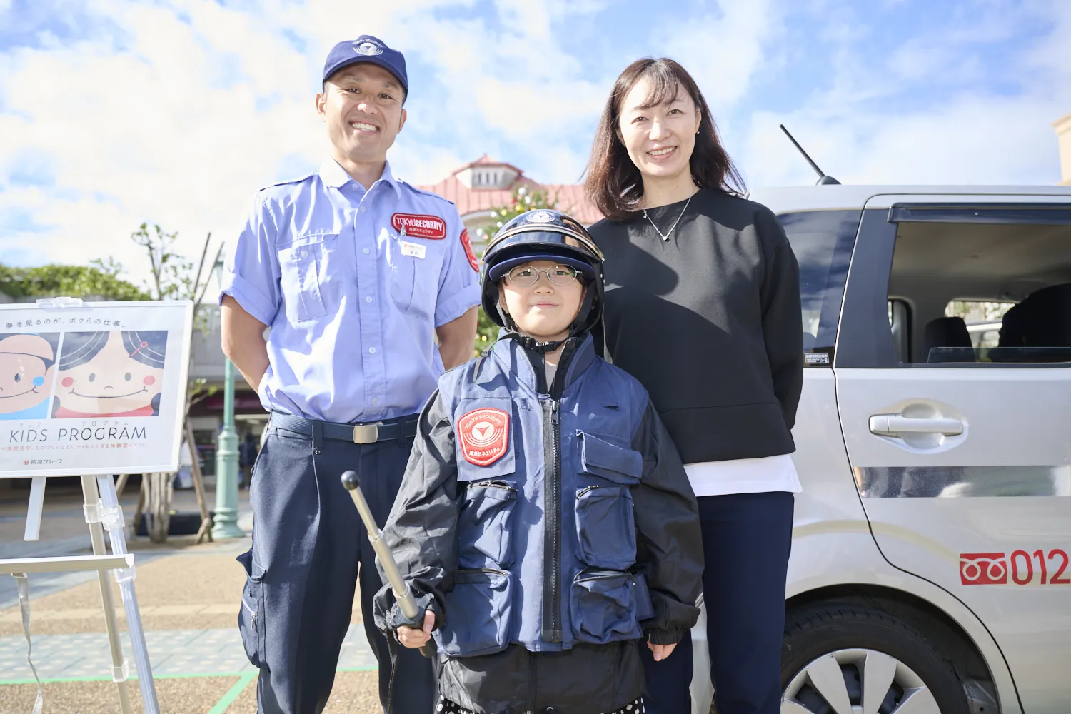 ヘルメットや防刃ベストを身に着け、警戒棒を持って記念撮影