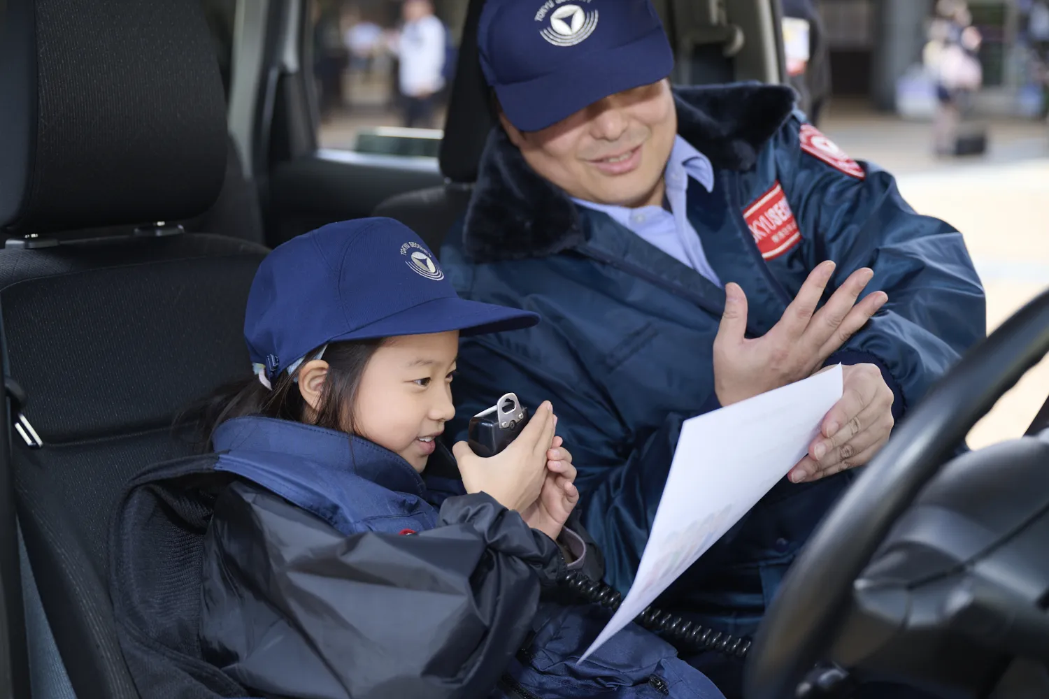 警備車両に乗り込み、無線を体験