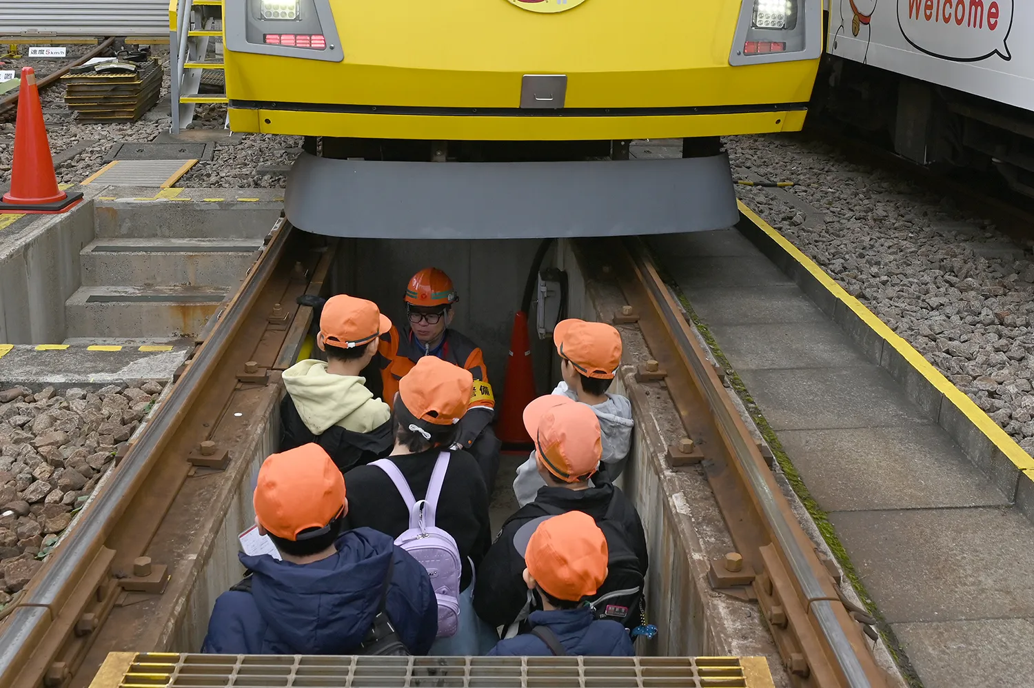 車両の下にもぐり込み、初めて見るメカニズムに大興奮