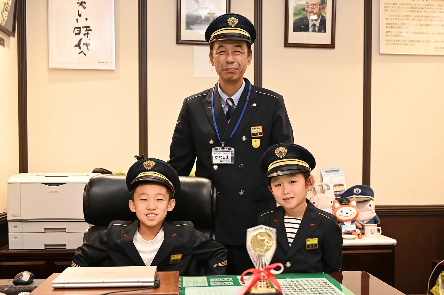 制服と制帽を身に着け、いよいよ1日駅長体験がスタート!