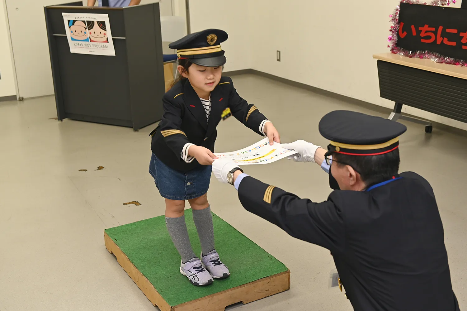 駅長から「未来の駅長さん認定証」とお土産を受け取った子どもたち