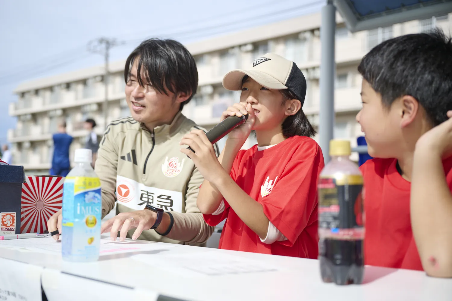 開会式に参加し、大勢の前であいさつ