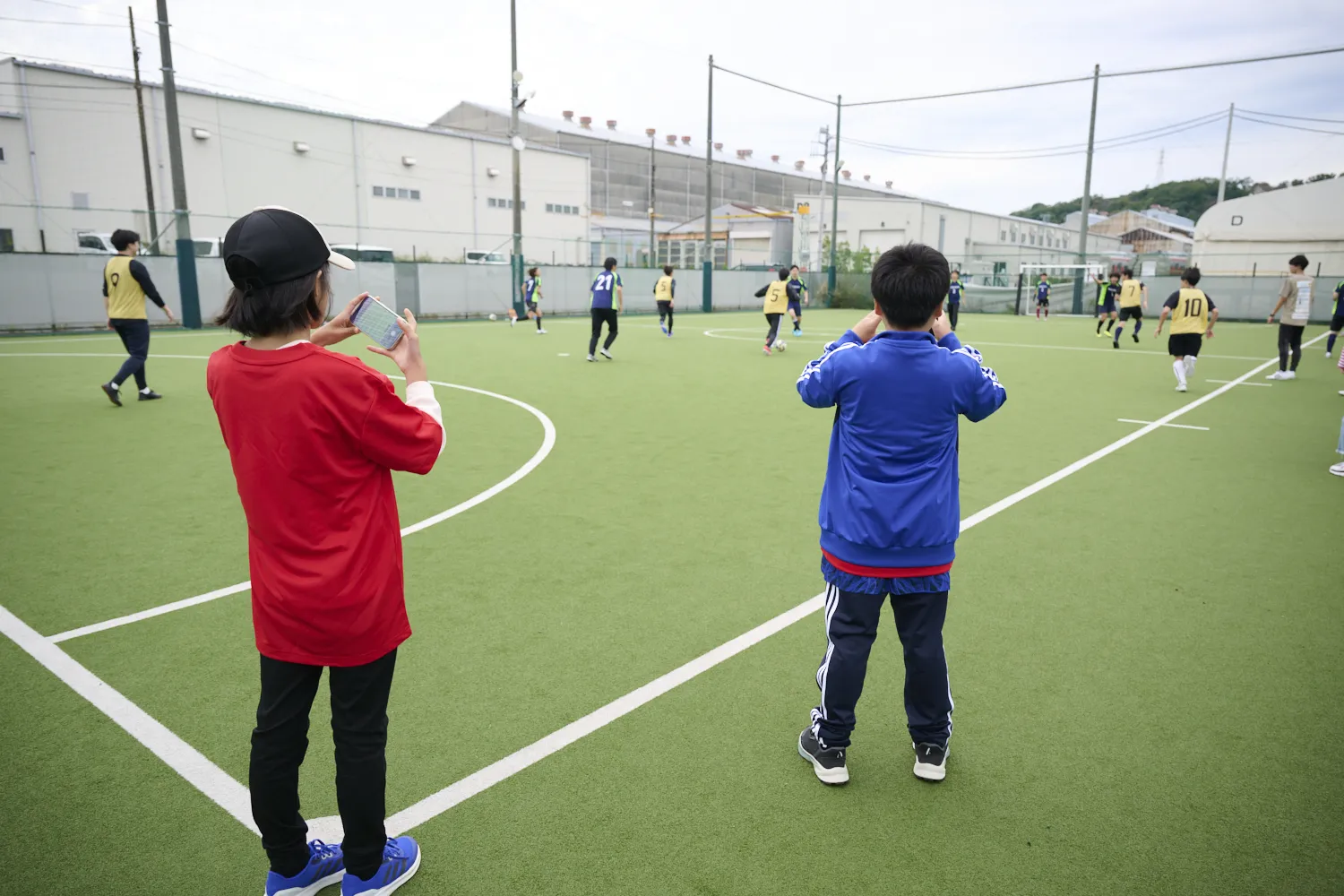 試合中の選手たちをカメラで撮影