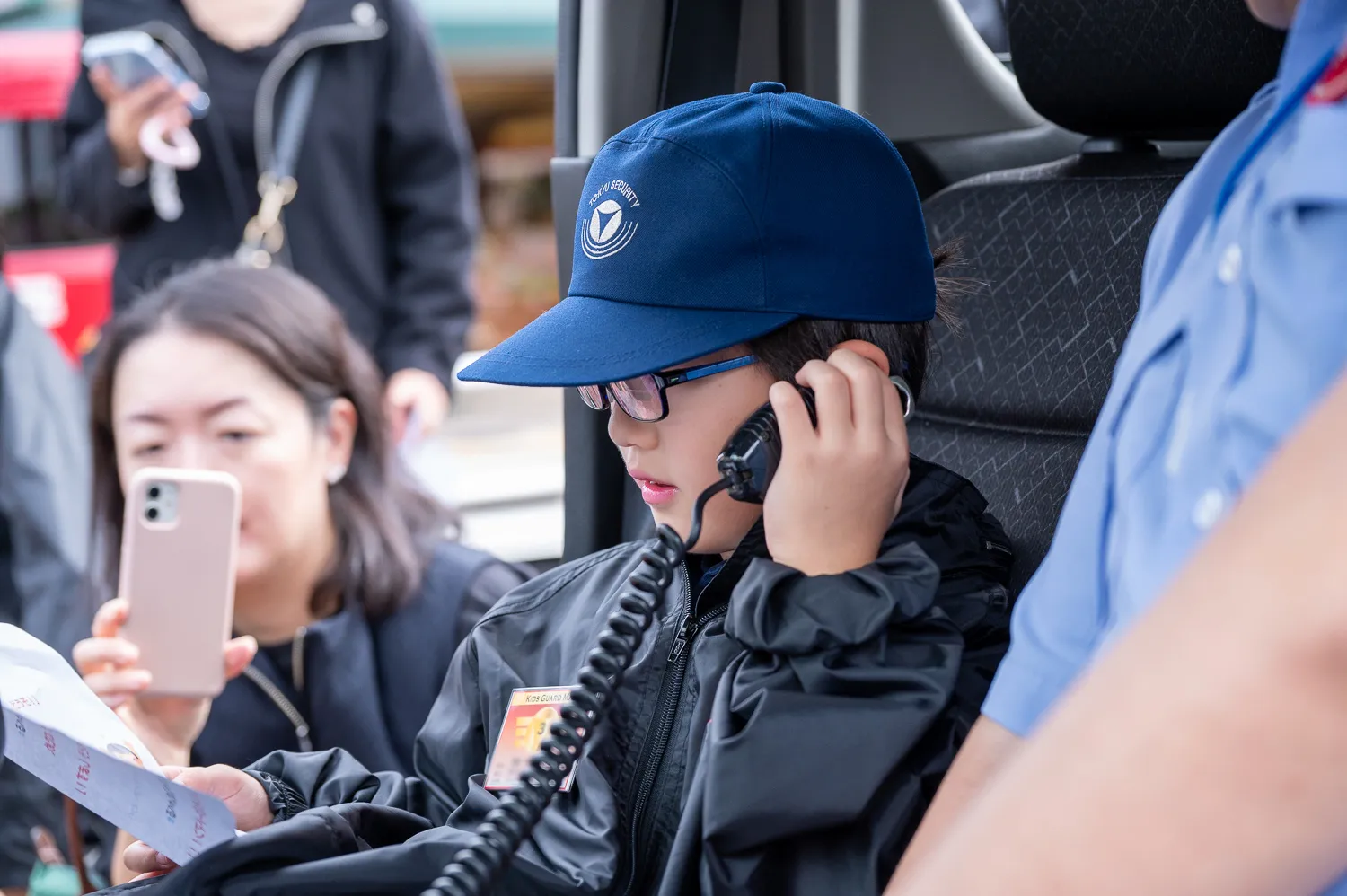 警備車両へ乗り込み、無線機での連絡を体験