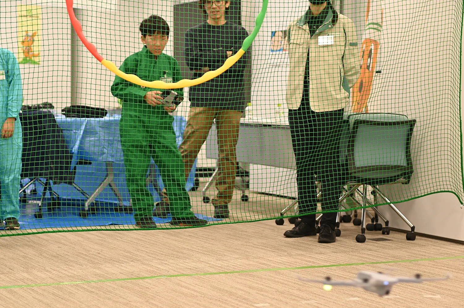 ドローンとショベルカーの操縦にチャレンジ