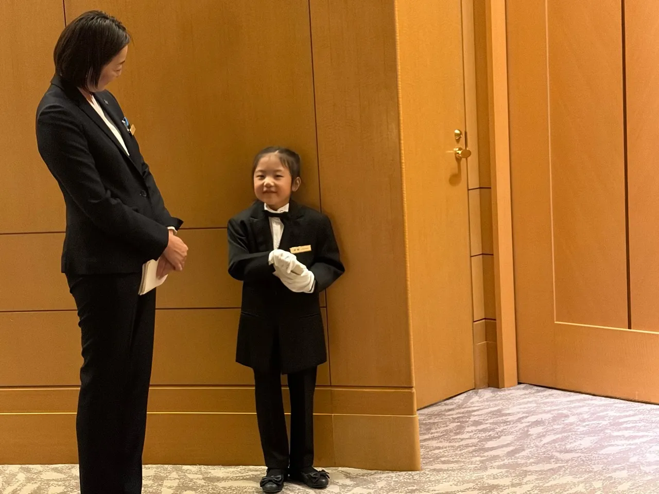 スタッフと一緒にフラワーシャワーに使う花びらをゲストに配ります