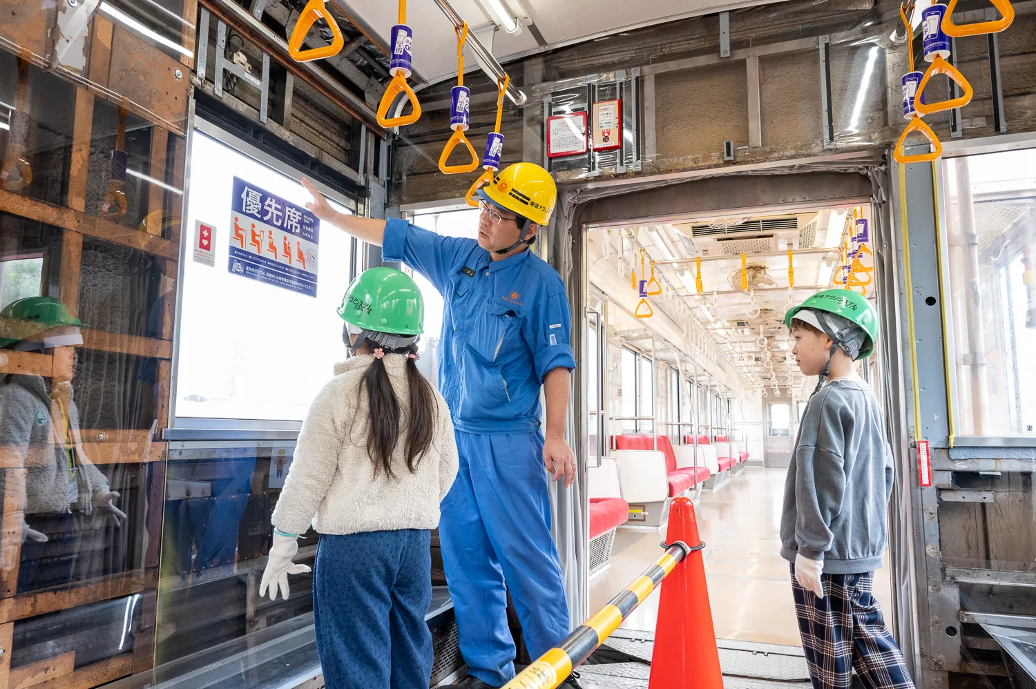 本物の8500系車両に乗り、車内外をじっくり見学