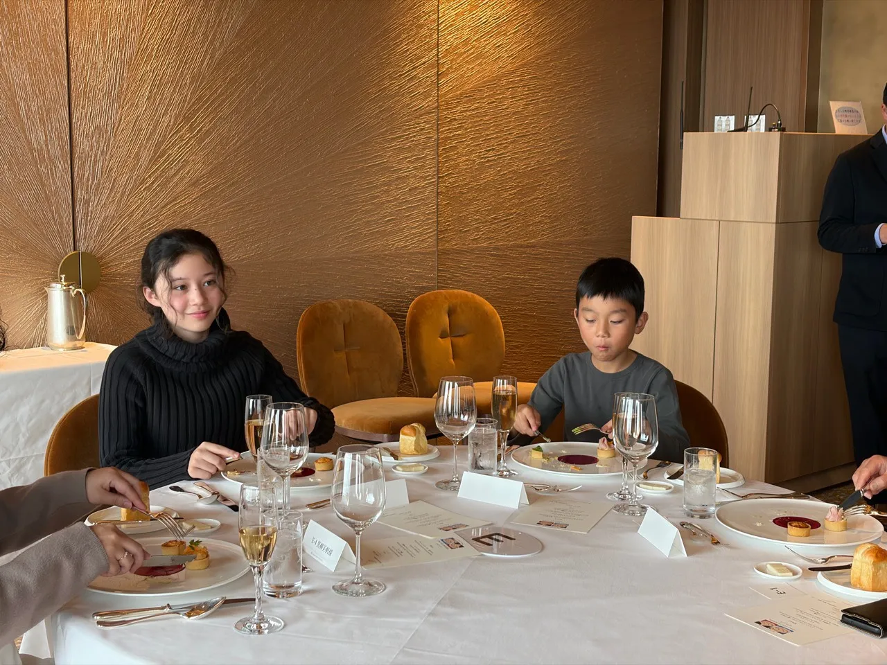 テーブルマナー教室では、ナプキンの広げ方や、ナイフとフォークの基本的な使い方などを教わりました