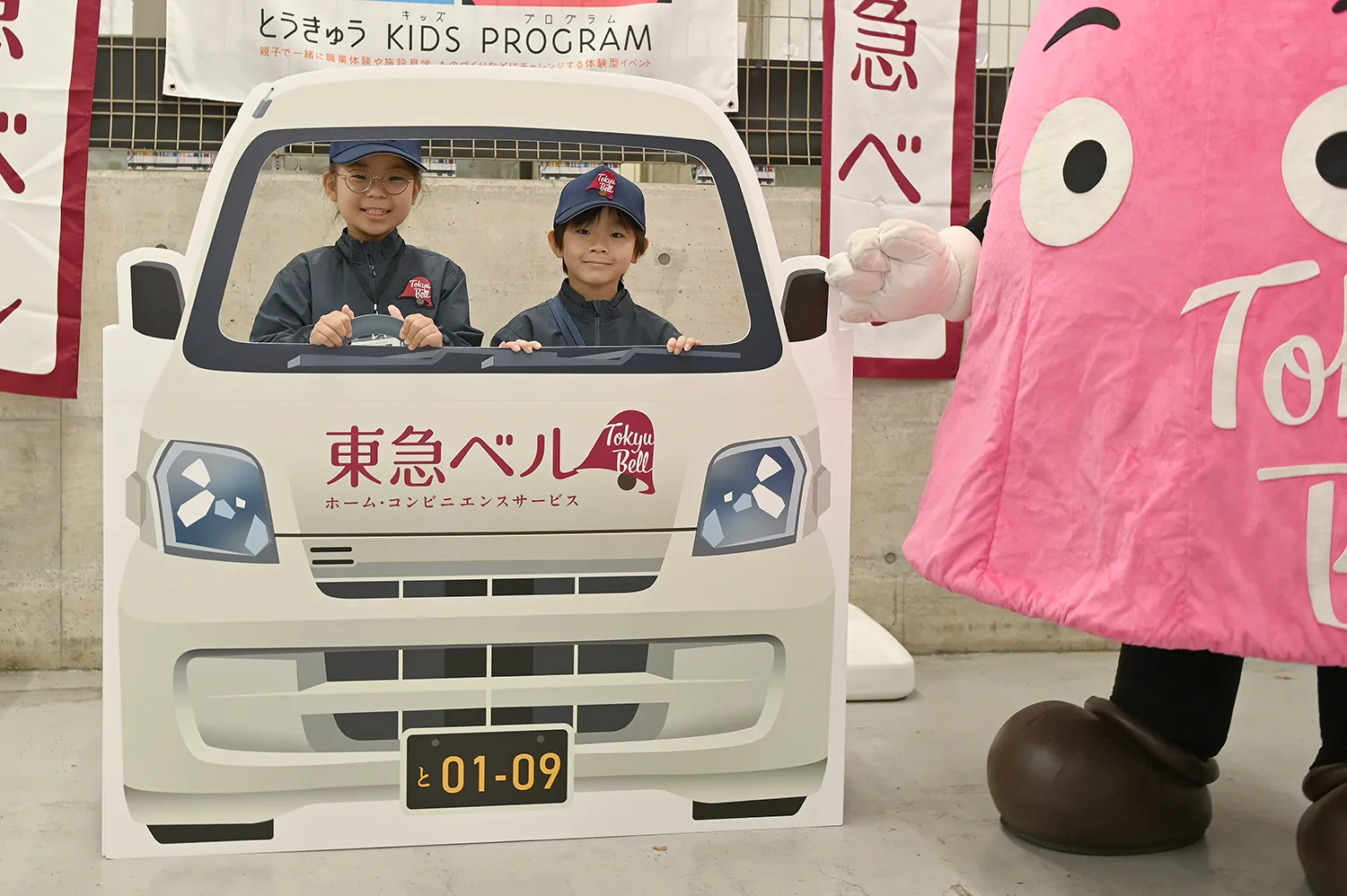 配送車「ベルカー」の運転席に座らせてもらい、気分はもう一人前のベルキャスト