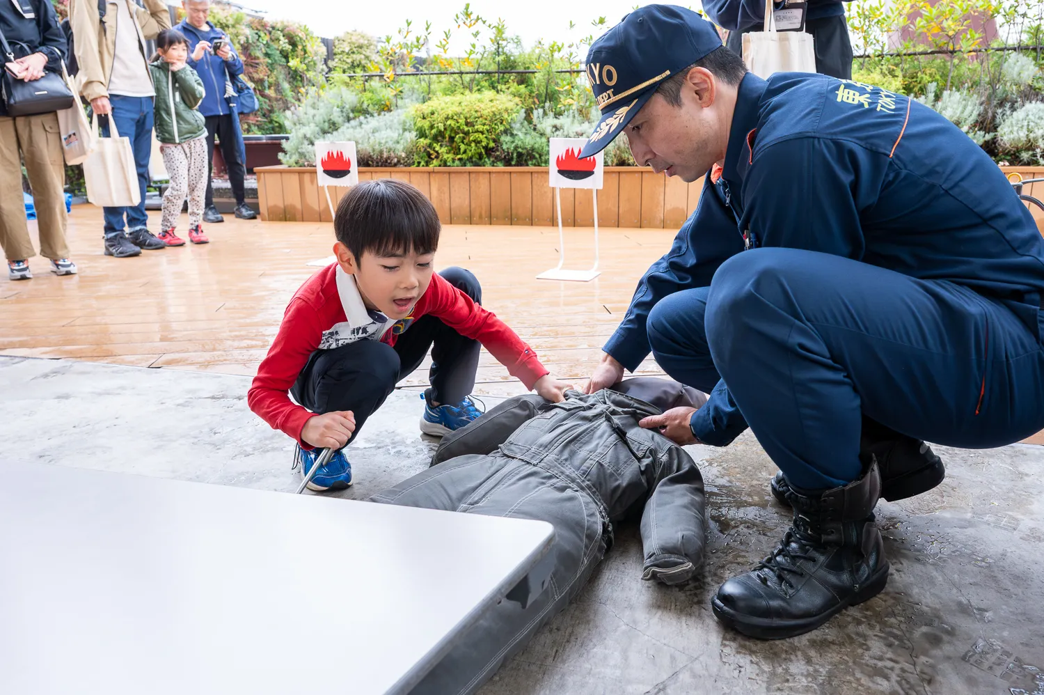 地震などで崩れた物の下に人が挟まれたときの救出訓練
