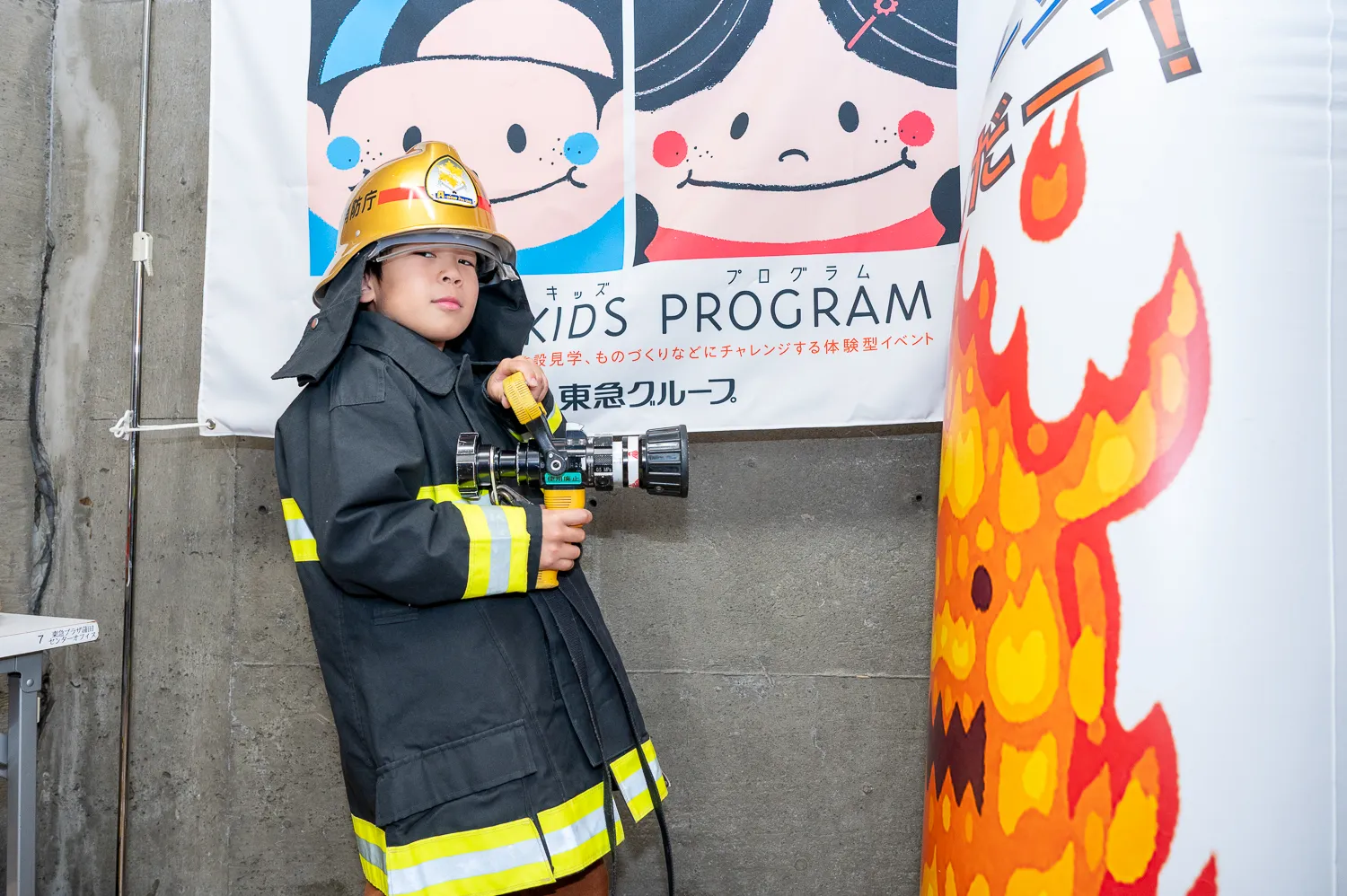 防火衣やヘルメットを身に着けて記念撮影