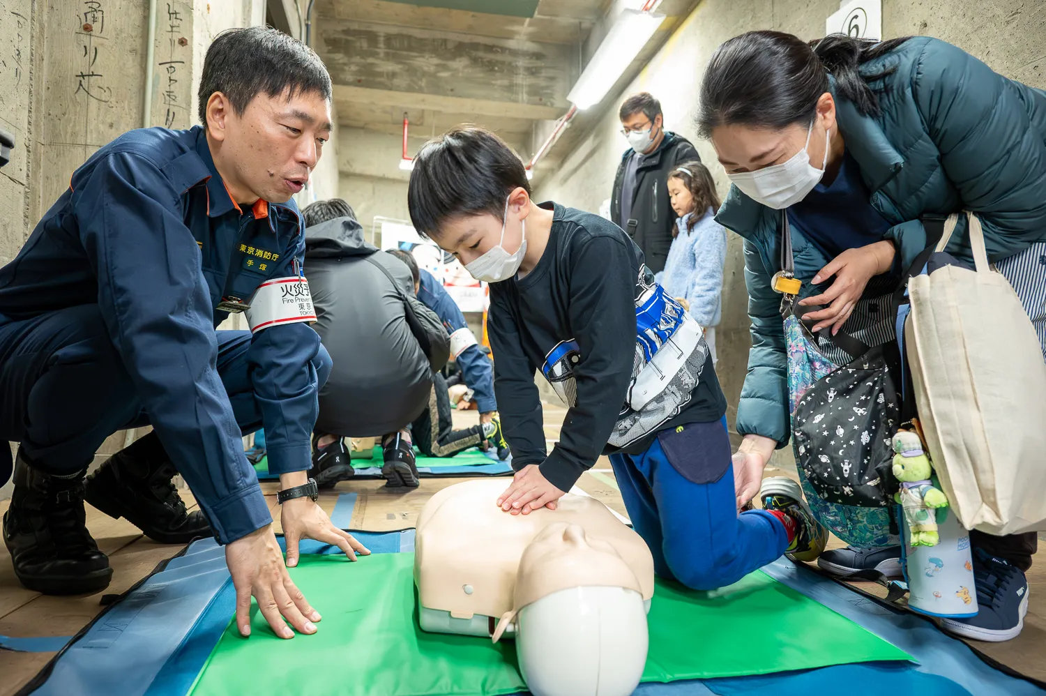 胸骨圧迫やAEDの操作まで、心肺蘇生の手順を学びました