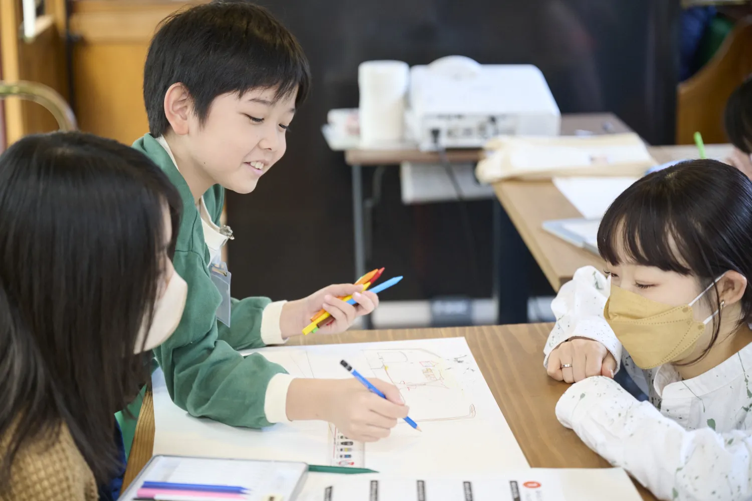 お父さんお母さんと一緒にアイデアをひねり出す子どもたち