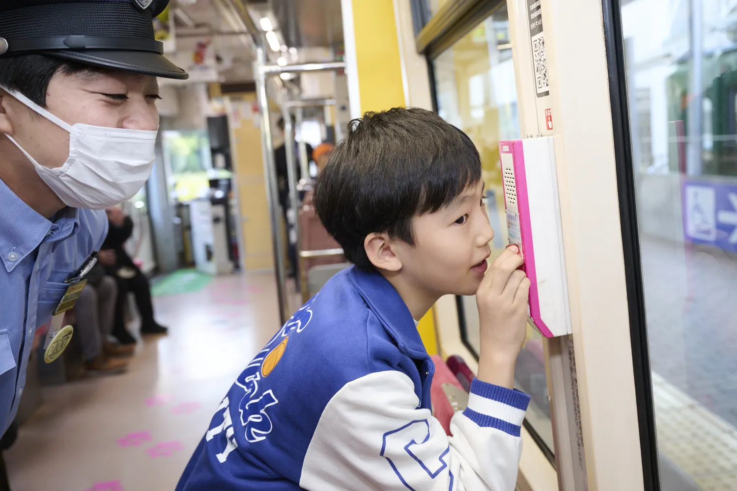 「非常ボタン」を押し、乗務員に異常を知らせる体験！