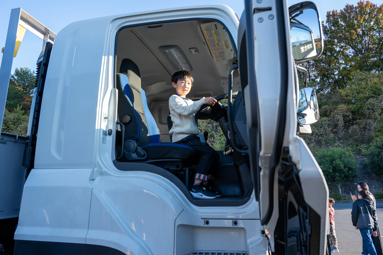 教習で使う大型トラックの運転席に座ってみる体験！