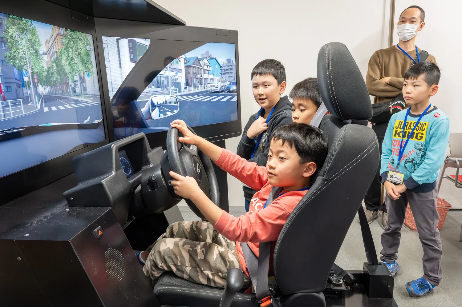 運転席に座りシートベルトを締めると、まるで本物の車に乗ったような気分！