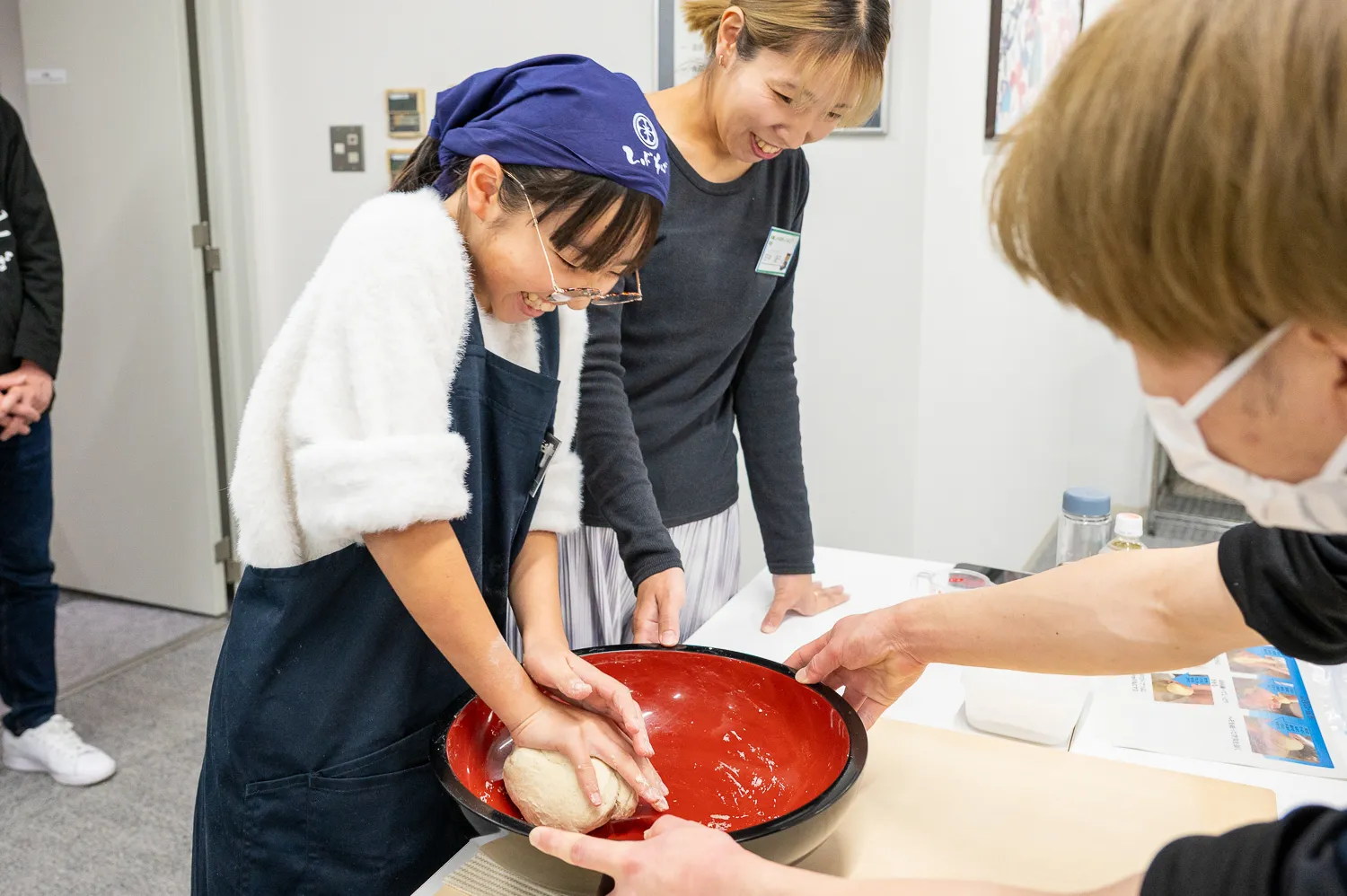 水回しでできた生地をまとめたら、「練り」の工程へ