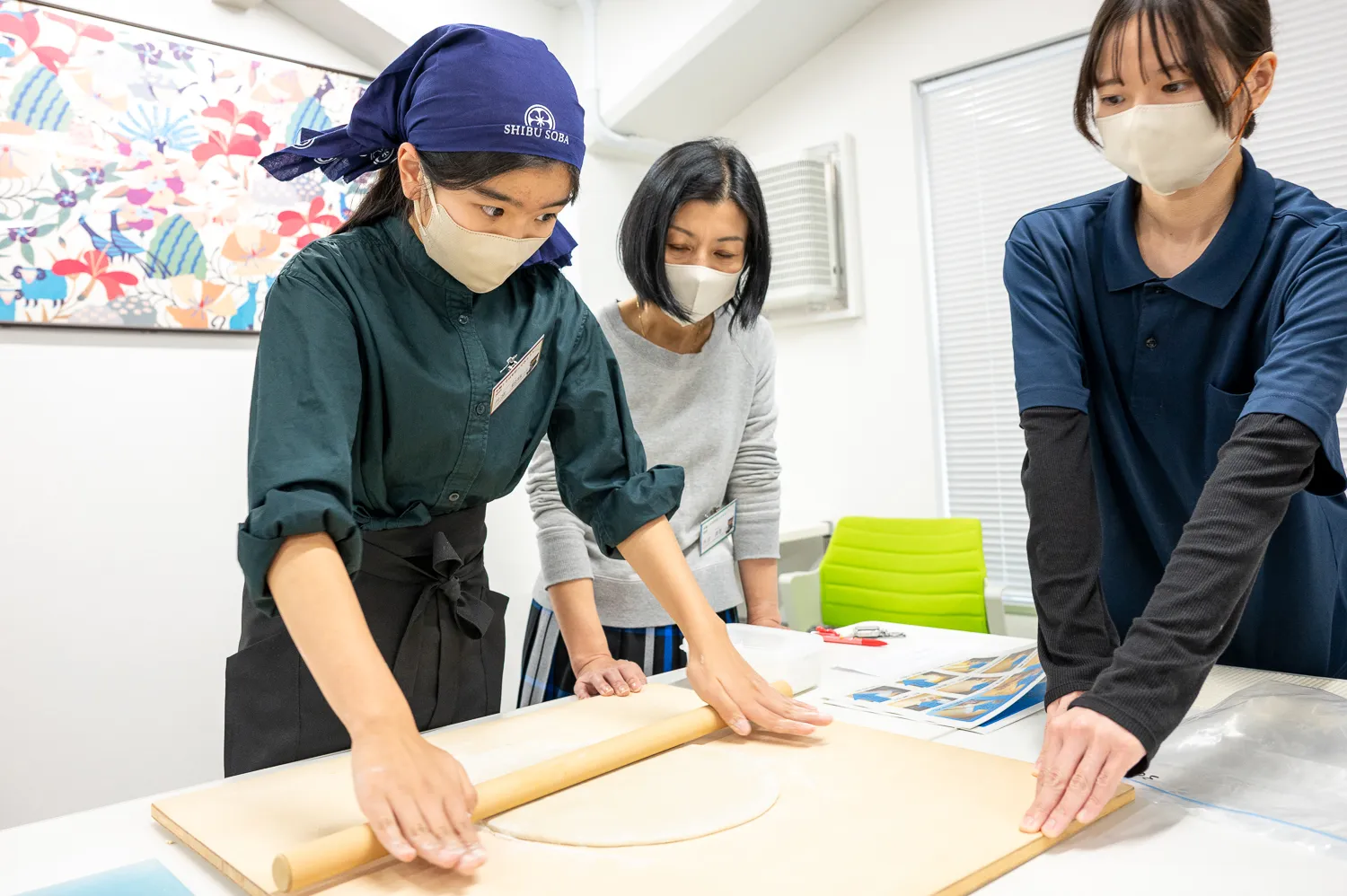 のし棒を使った「伸ばし」。生地はだんだん大きく、薄く広がっていきます。