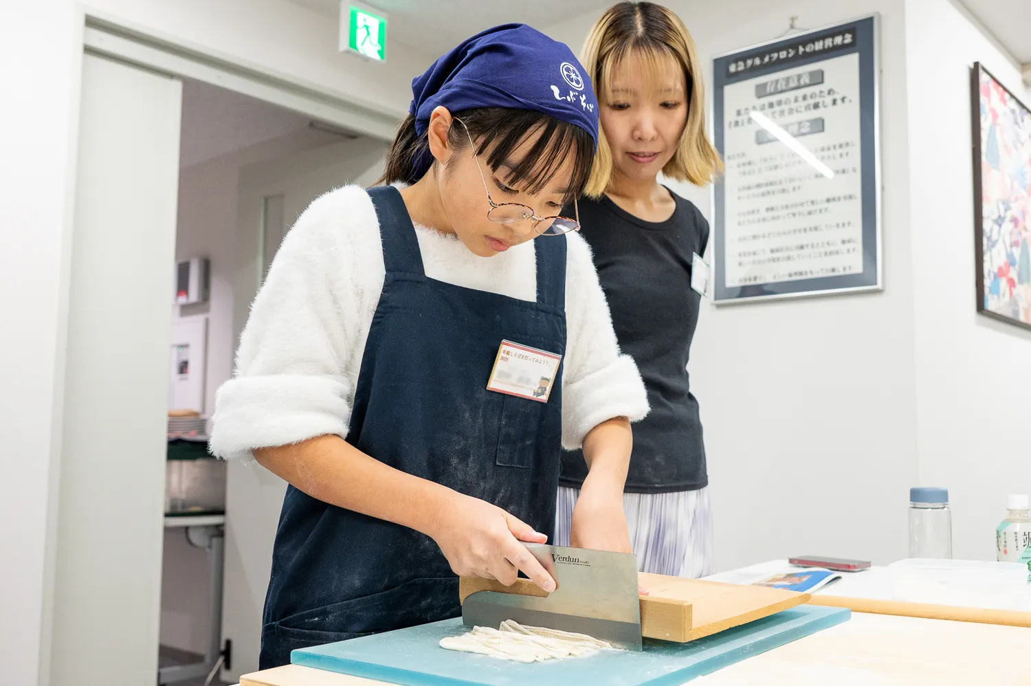 包丁をリズムよく動かしてそばを切っていきます