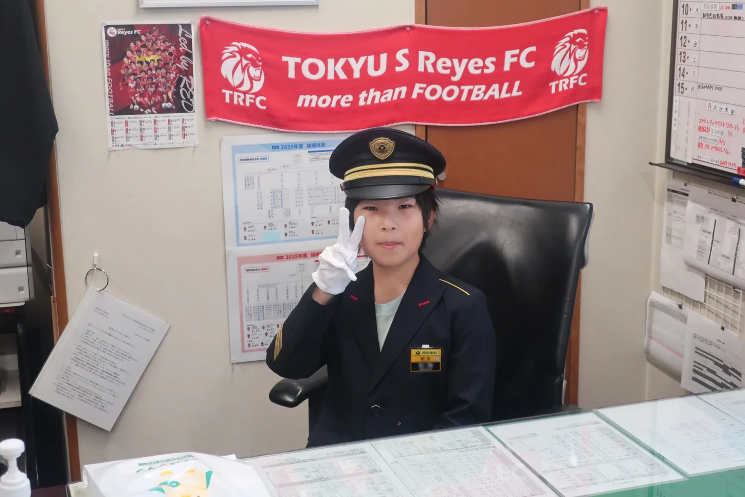 「一日駅長」に任命され、駅長室へ！