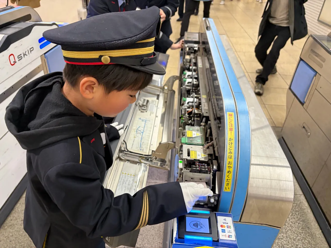 自動改札機のカバーを開けて内部を見せてもらいました