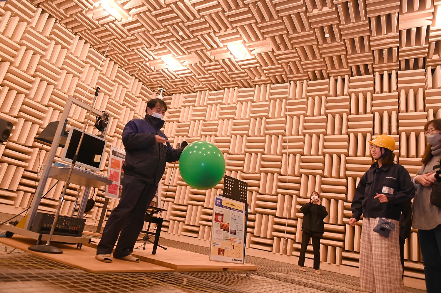 まるで宇宙船の中のような「大型残響室」