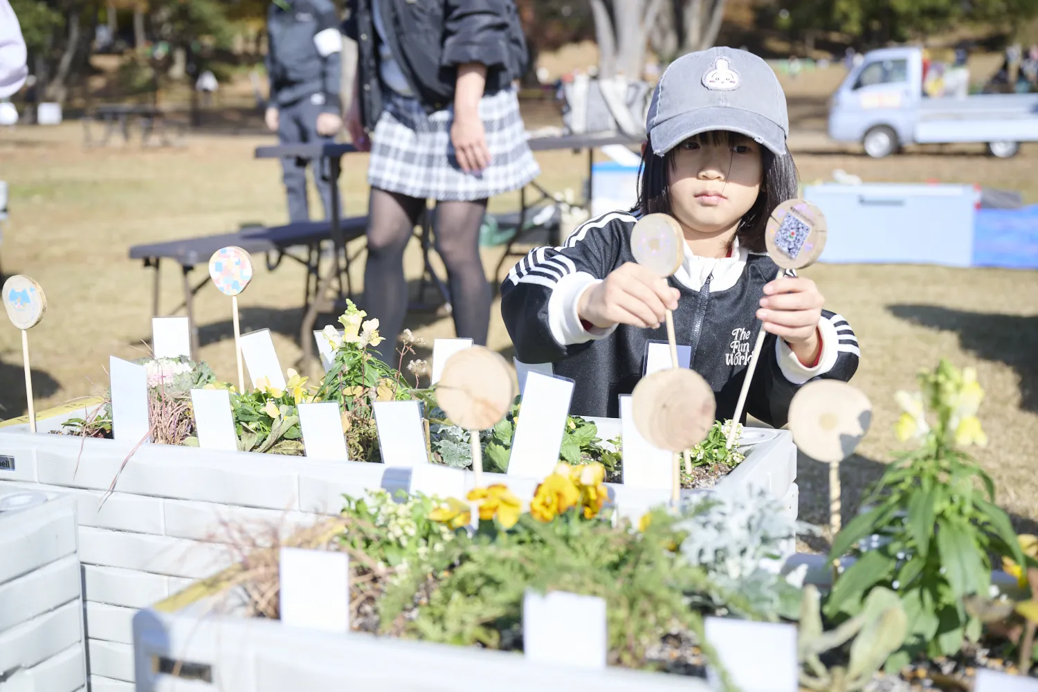 自分のイニシャルや動物、ハート、キャンディなど個性いっぱいのイラストを描いていました