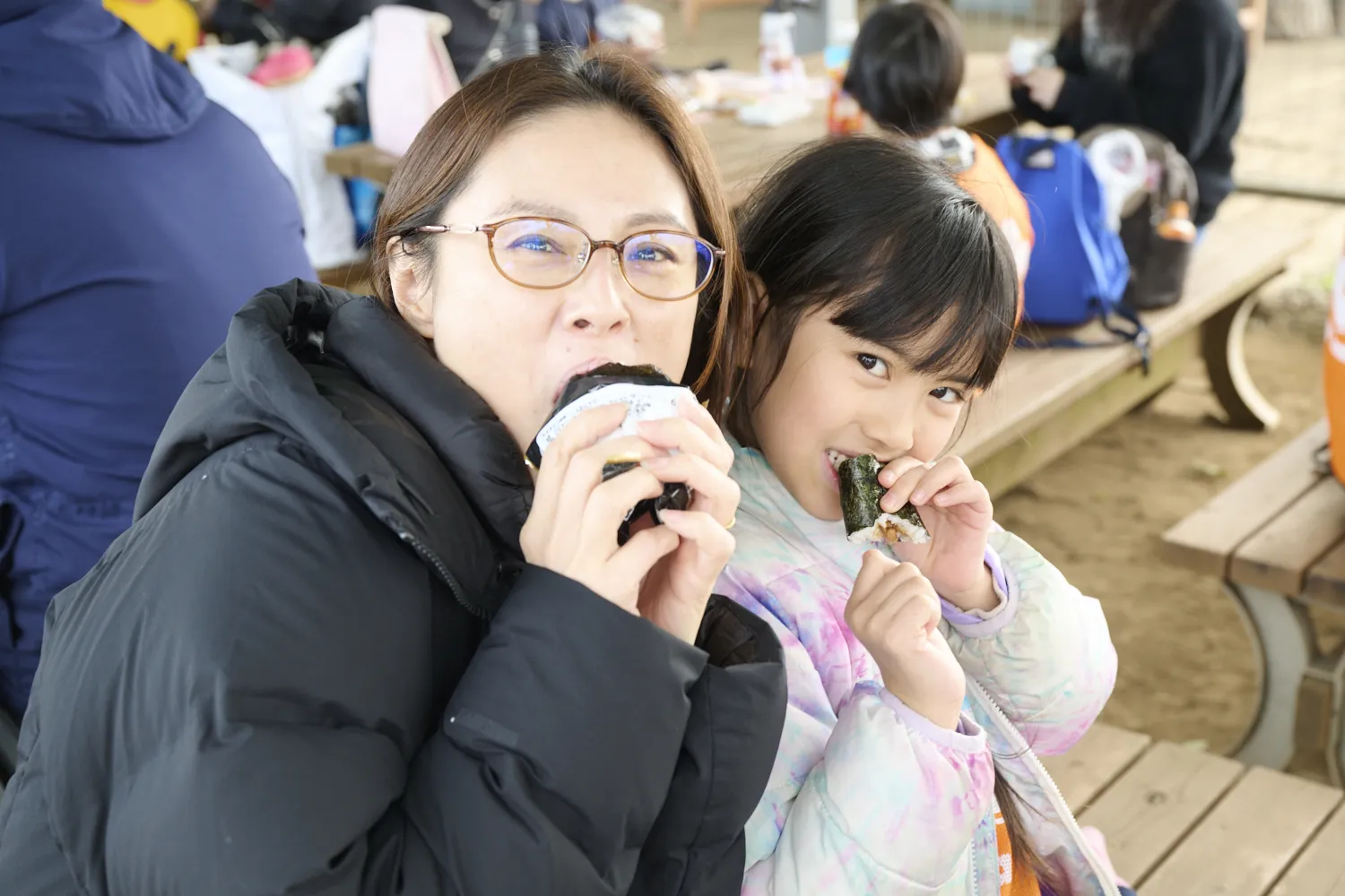 広い農場を前に、お父さんお母さんと一緒にお弁当を食べよう！