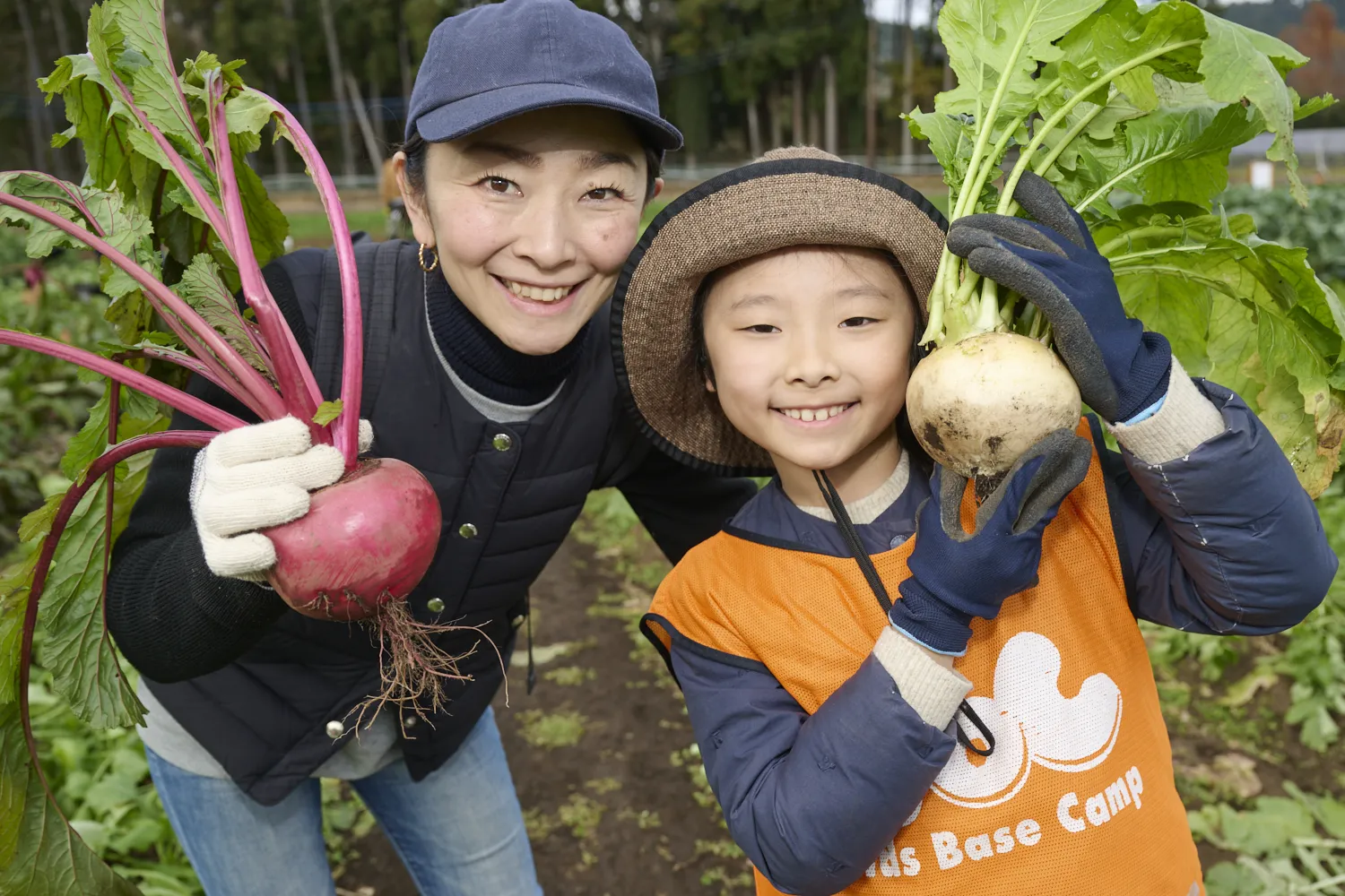 畑の中に入って、旬の野菜をいっぱい収穫しよう！