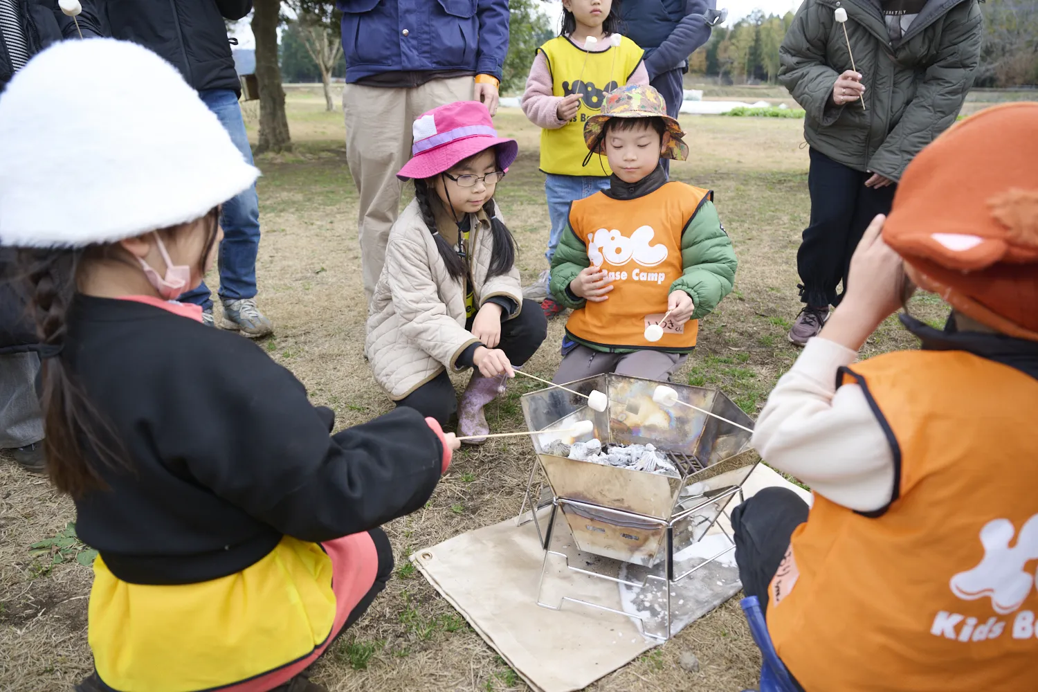 たき火にかざして、マシュマロを焼いていきます