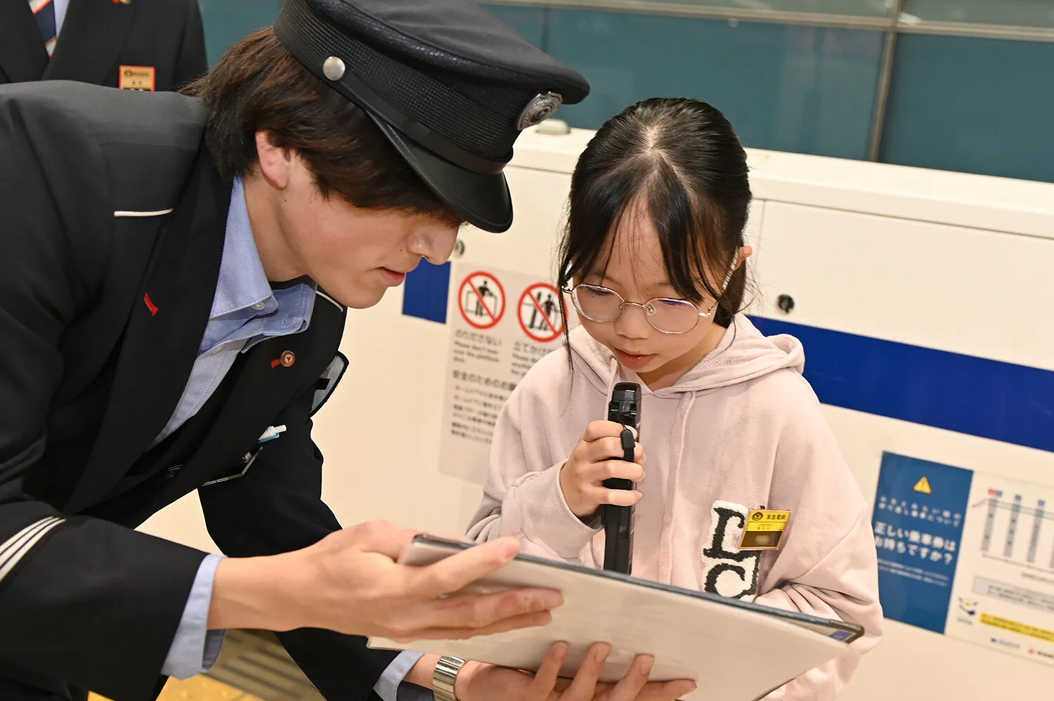 多くの乗降客が行き交う横浜駅ホームで、アナウンス業務を体験！