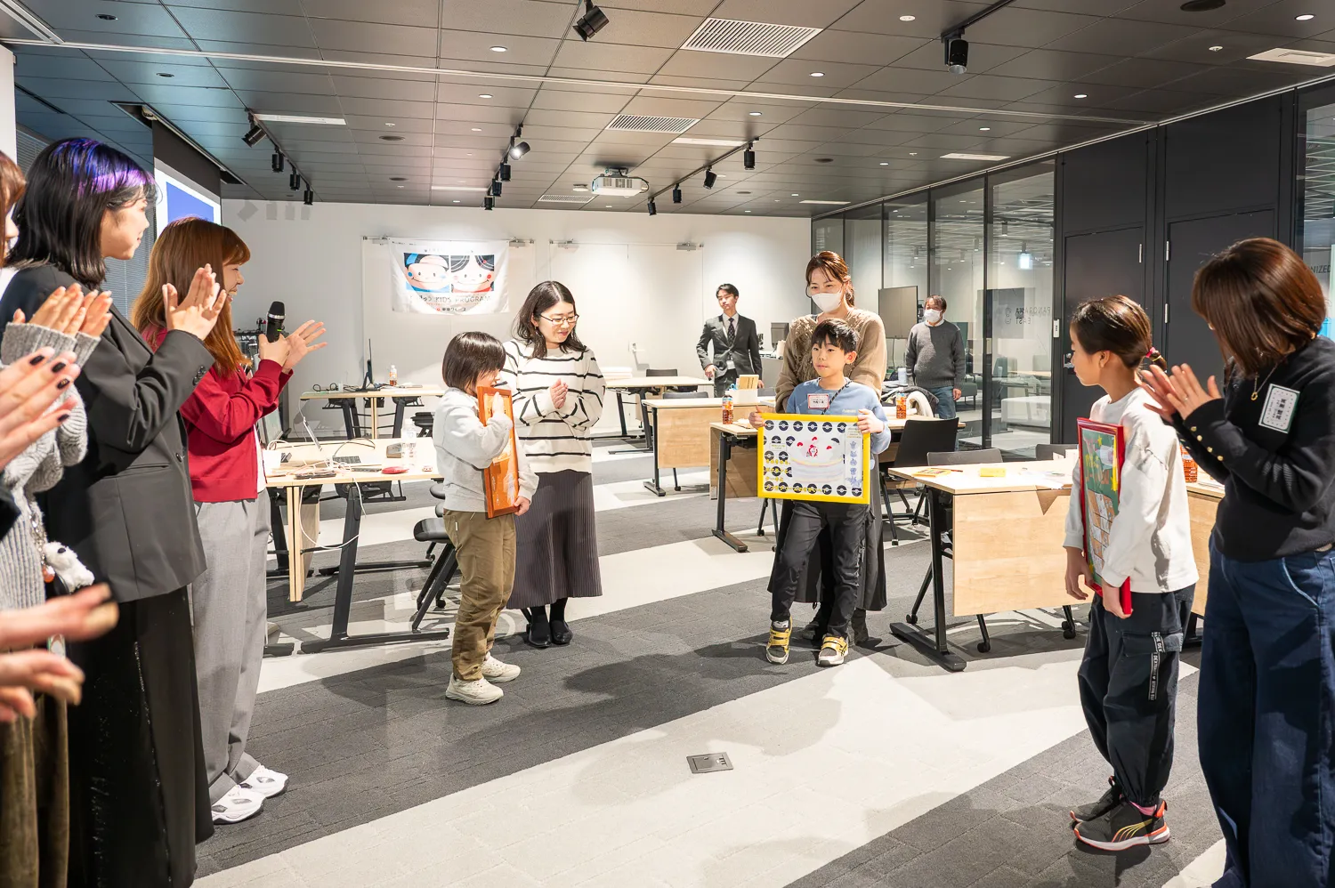 額に入った作品をみんなの前で発表