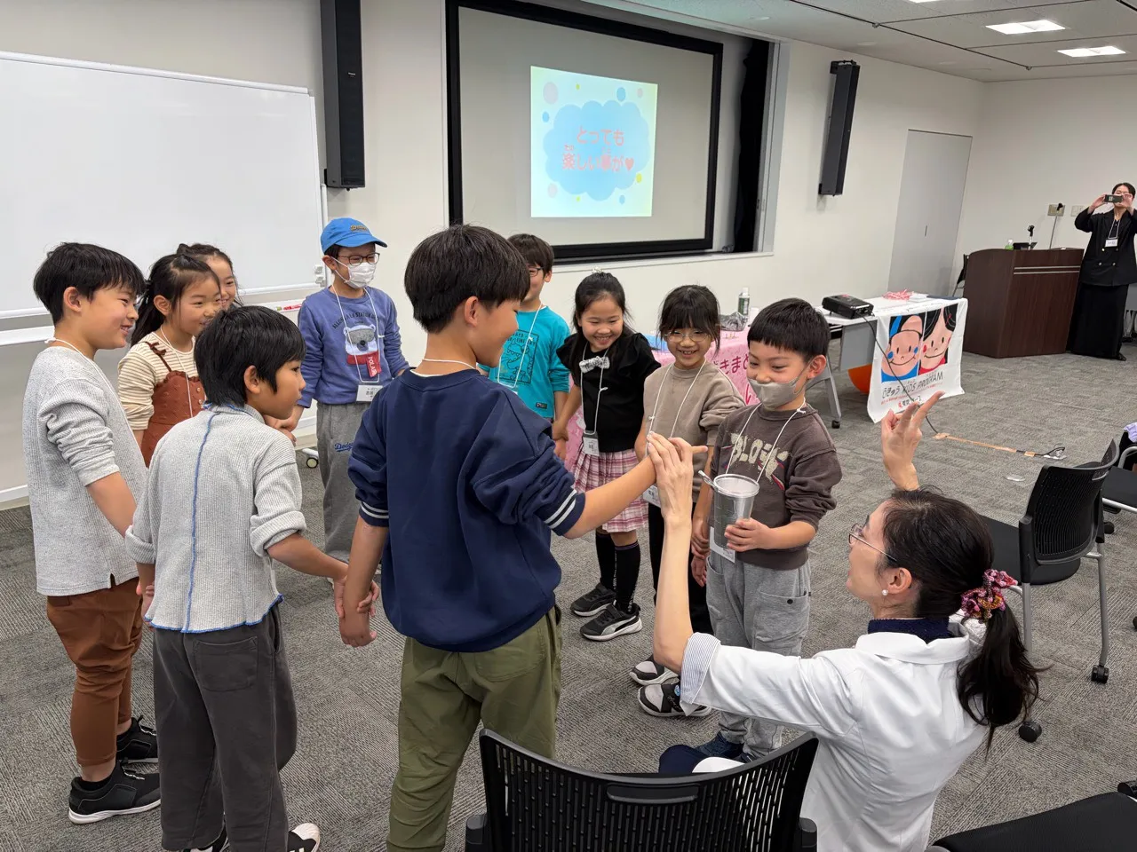 アルミ製の「手づくりコンデンサ」を使った電気ビリビリ体験！