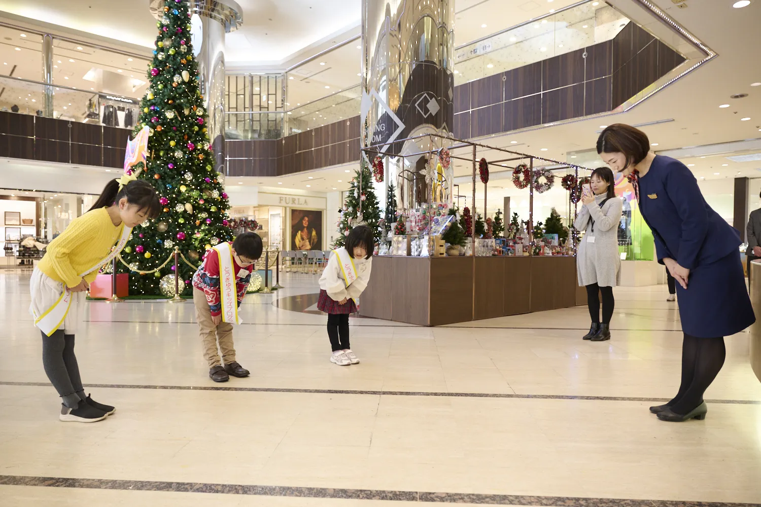 お辞儀のやり方を教わって、お客さまをお出迎え！