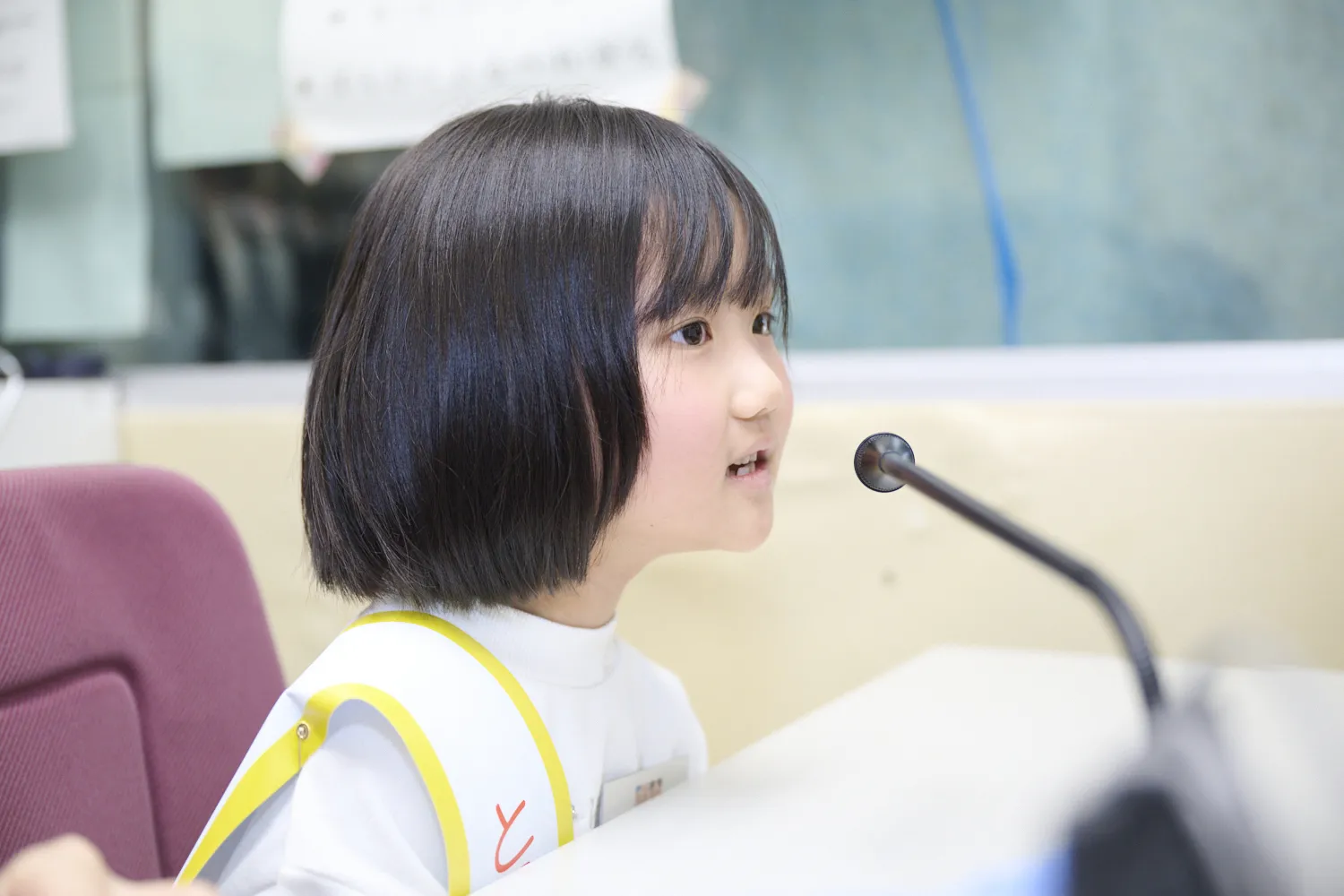 録音機材が設置された放送室に入り、マイクに向かって録音