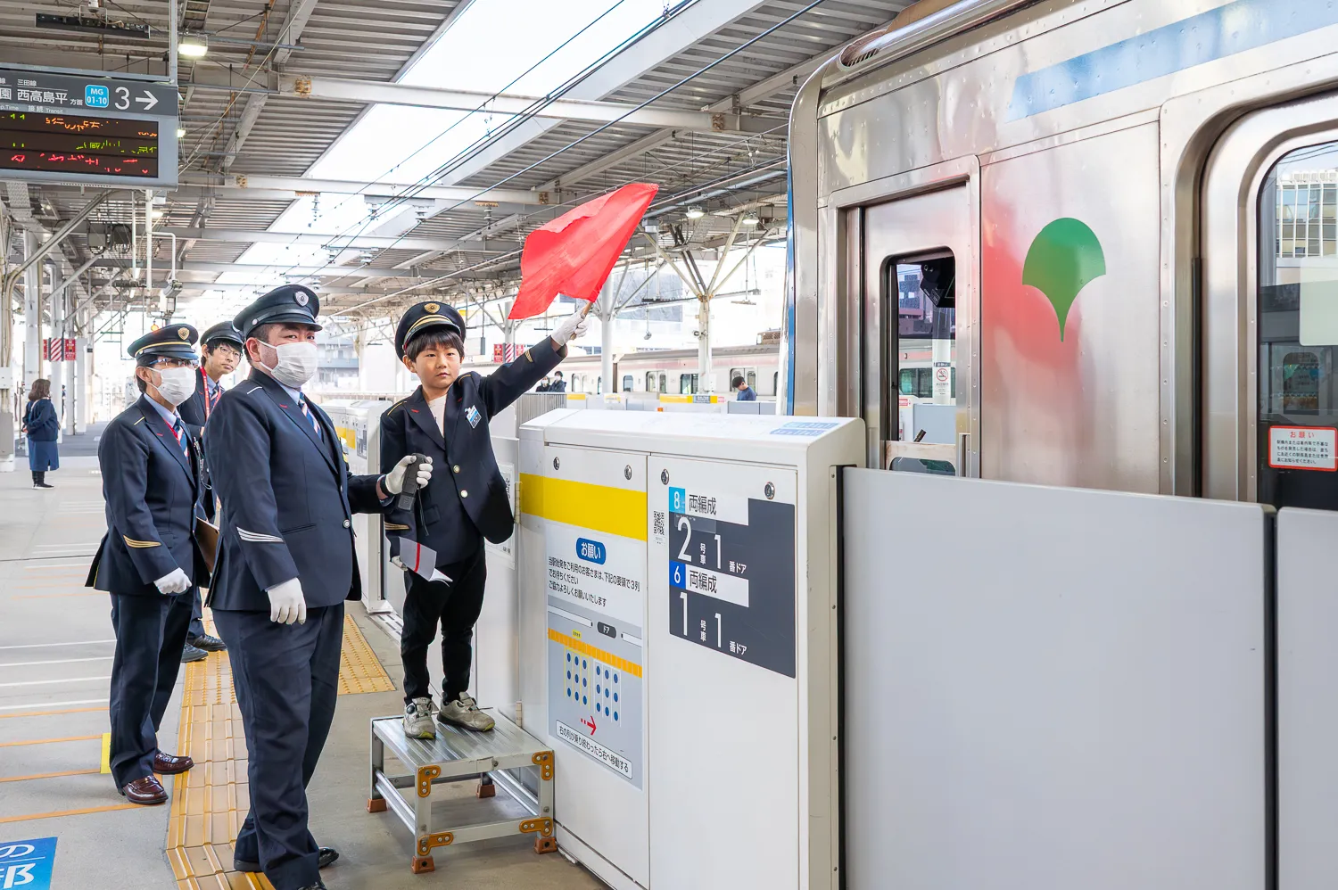 本物の電車に向かって合図！ 