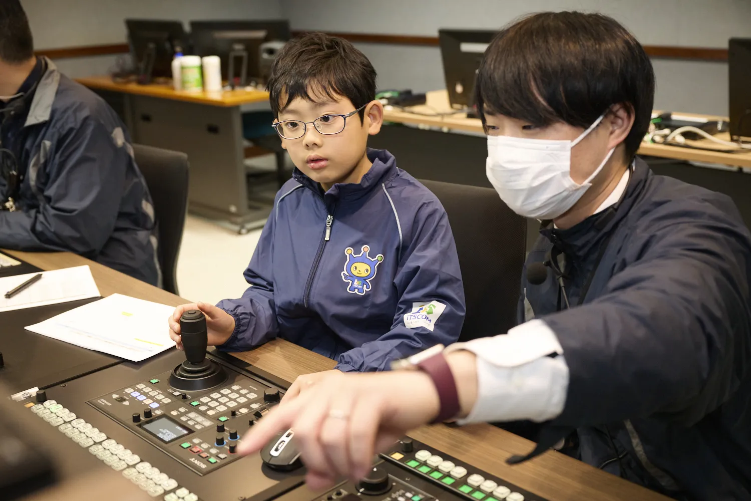 映像や音声を調整するサブコントロールルームを見学