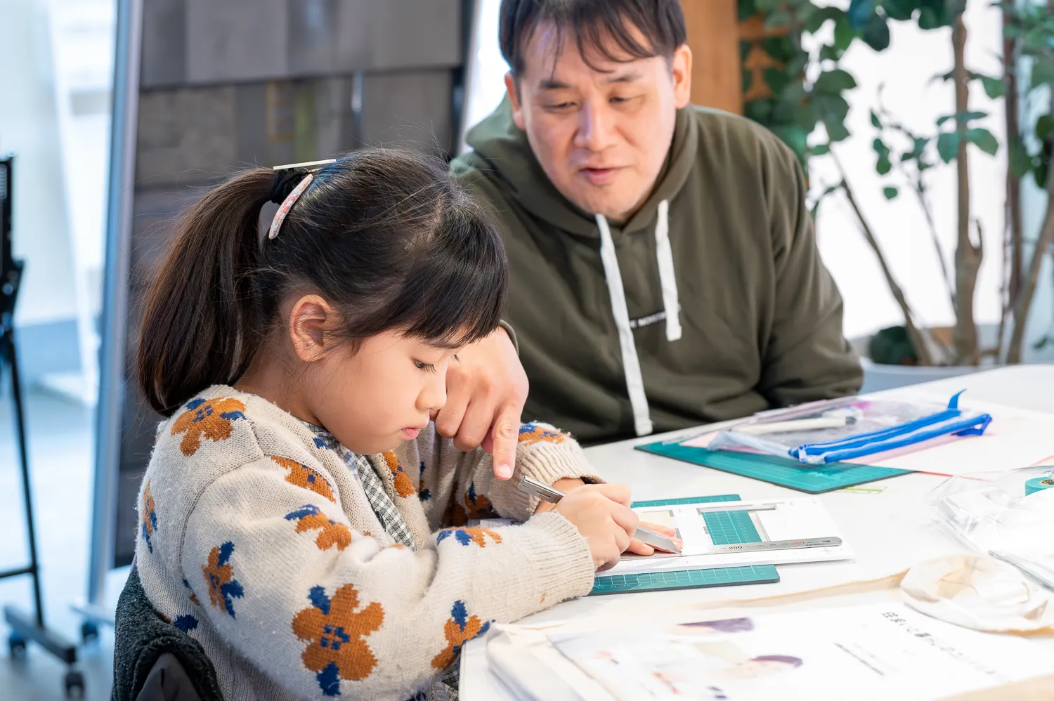 平面図を見ながら、床や外壁のパーツを切り出す作業からスタート