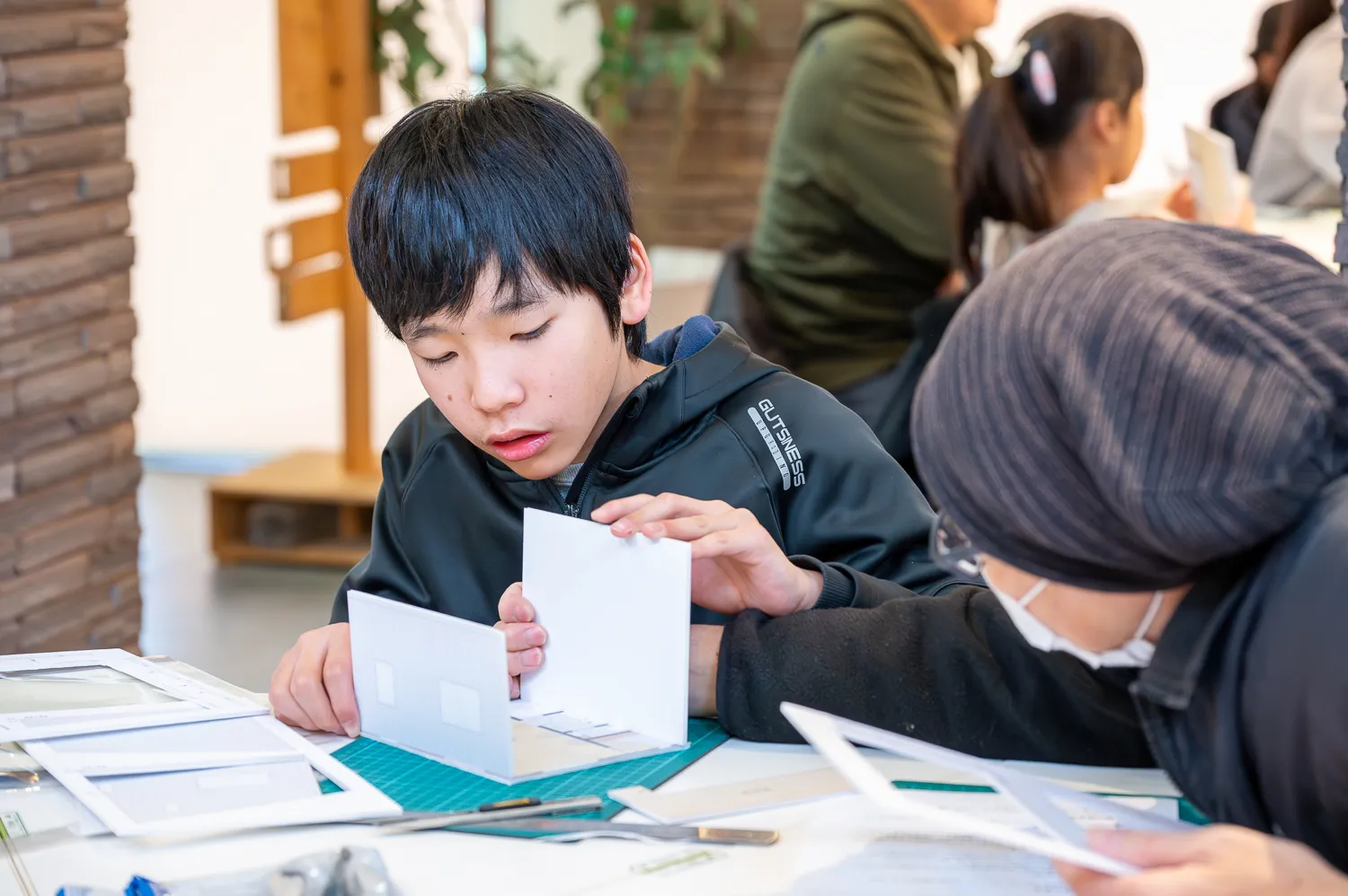 平面だった模型が立体に。少しずつ“家らしい姿”が見えてきました。