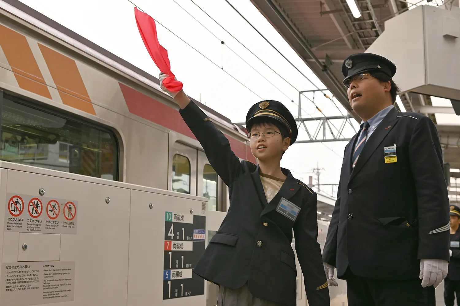 本物の制服と制帽を身に着けて、いざお仕事体験へ！